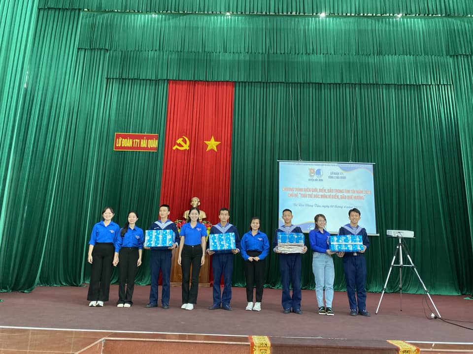 Huyện Đoàn Hóc Môn trao quà giao lưu đến các chiến sĩ trong Lữ Đoàn 171 tham dự chương trình